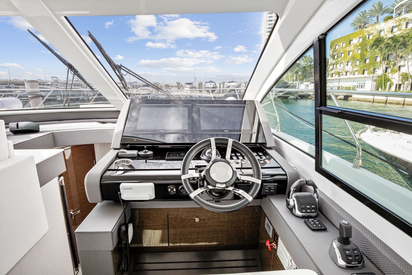 2019-cruisers-yachts-50-4ac6b5