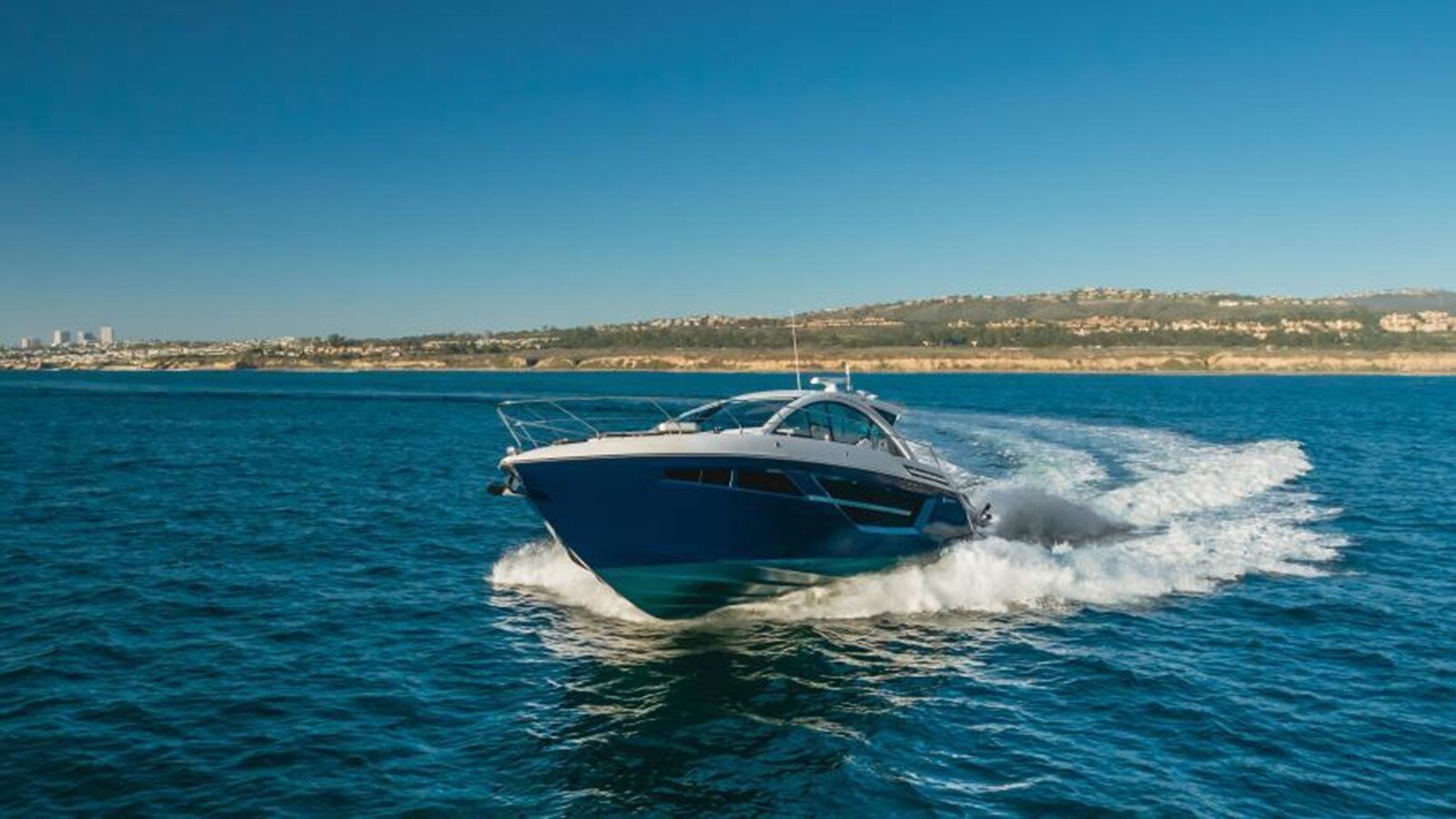 2019-cruisers-yachts-50-775da9