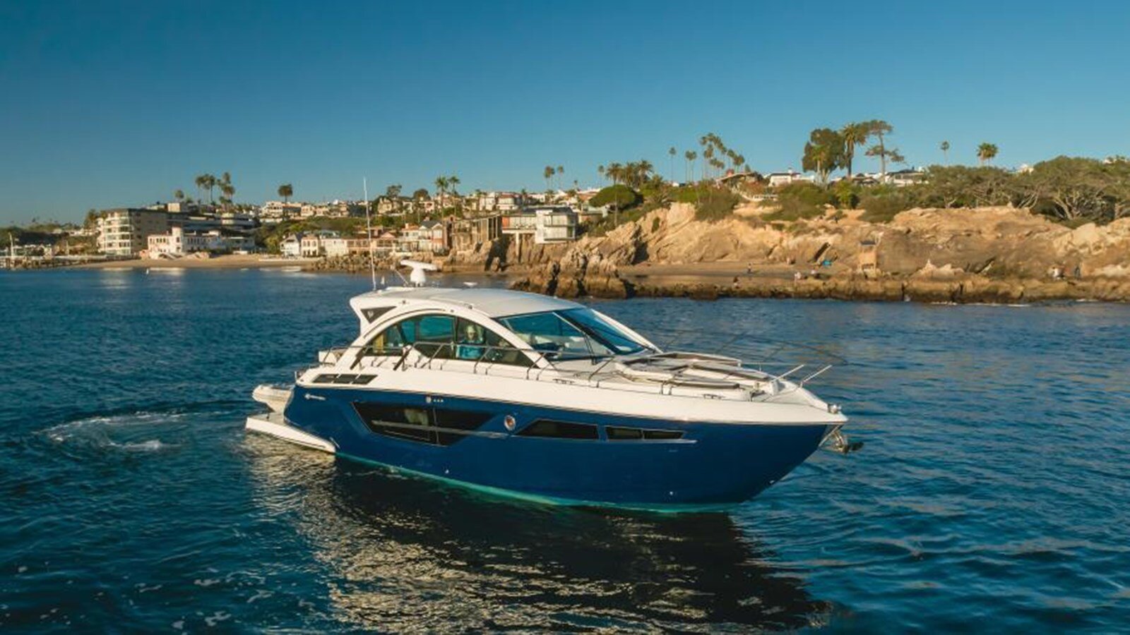 2019-cruisers-yachts-50-775da9