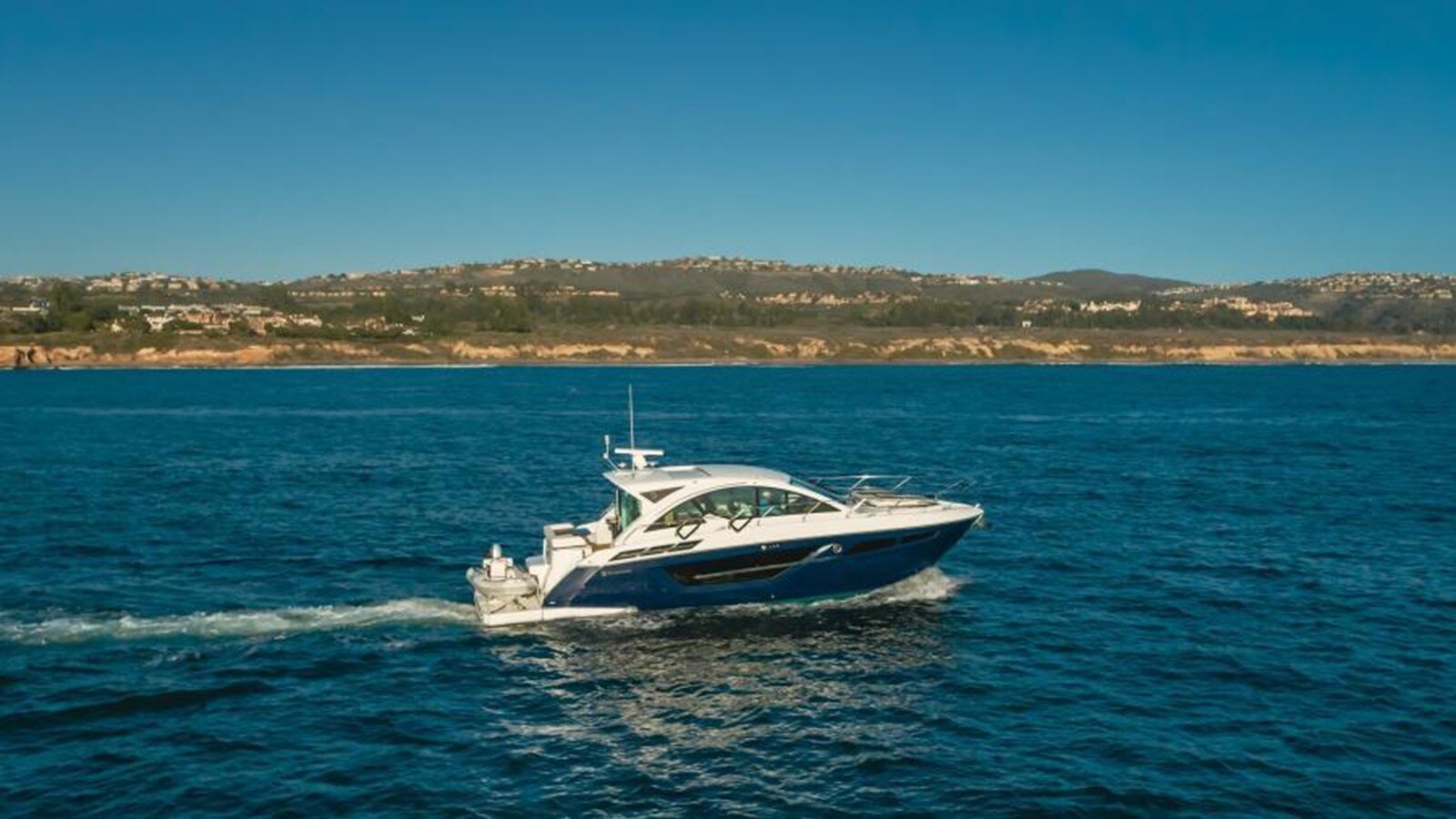 2019-cruisers-yachts-50-775da9