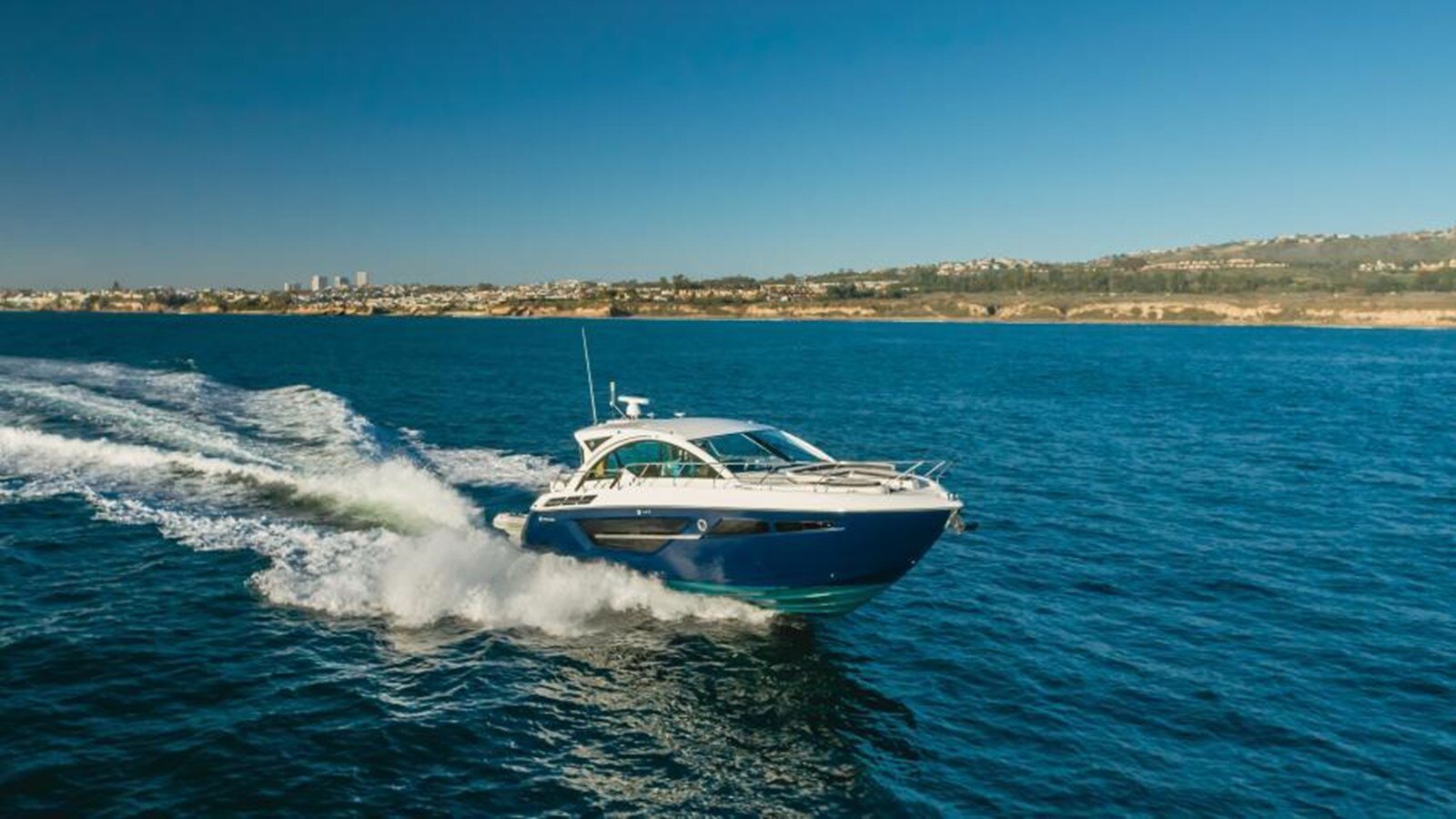 2019-cruisers-yachts-50-775da9