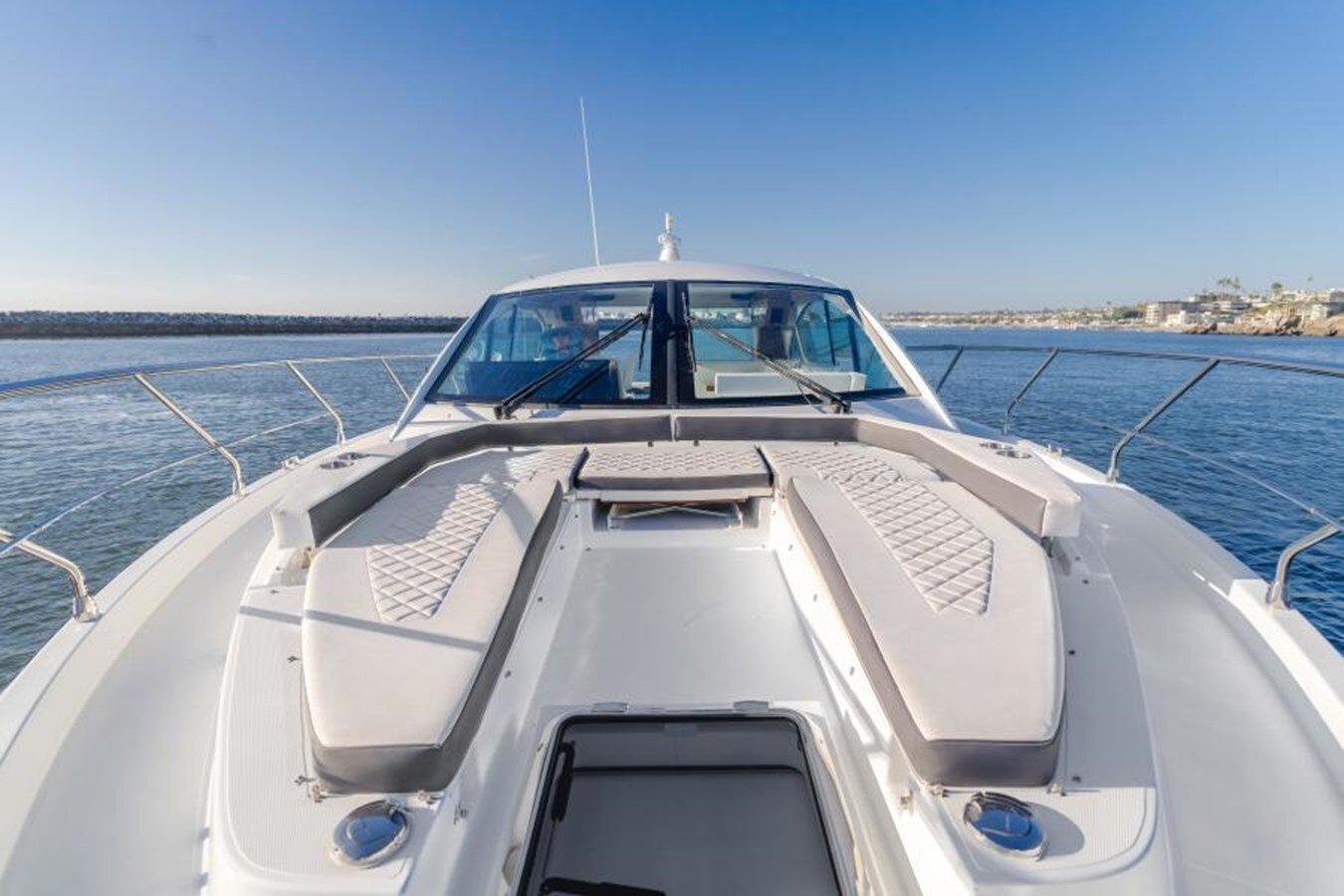 2019-cruisers-yachts-50-775da9