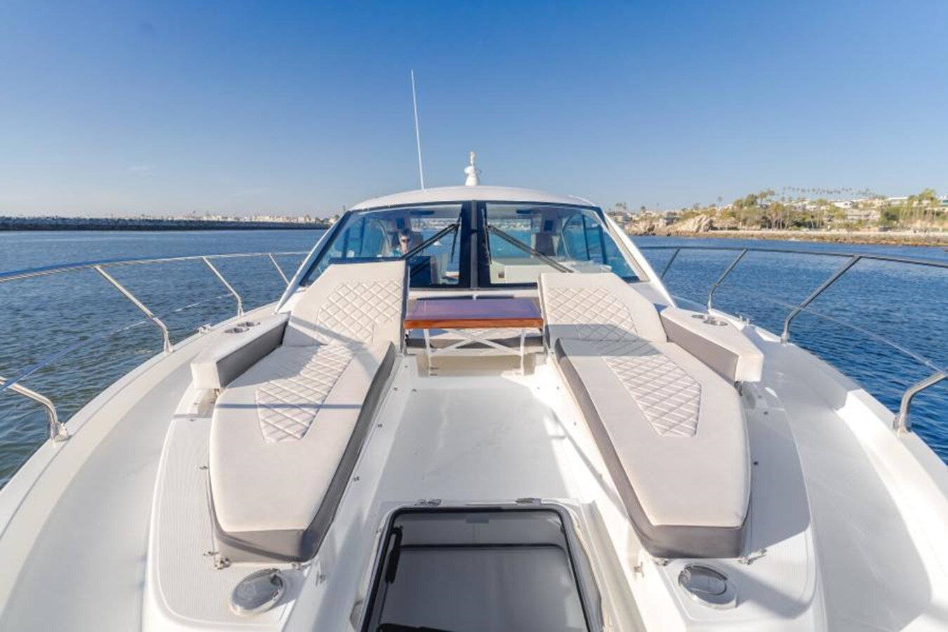 2019-cruisers-yachts-50-775da9