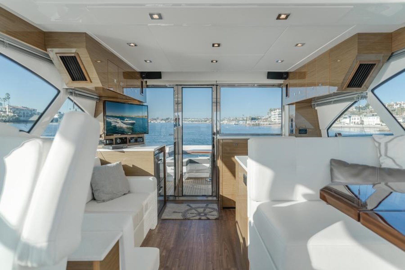 2019-cruisers-yachts-50-775da9