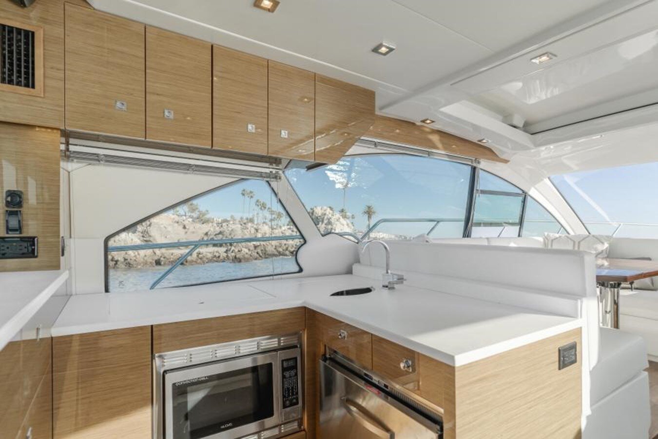 2019-cruisers-yachts-50-775da9