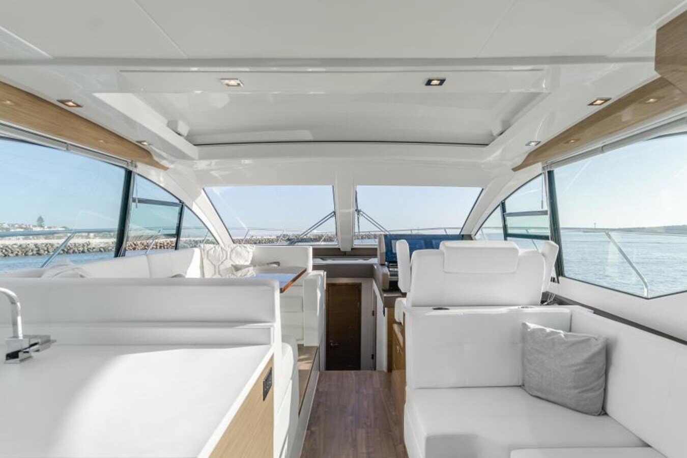 2019-cruisers-yachts-50-775da9