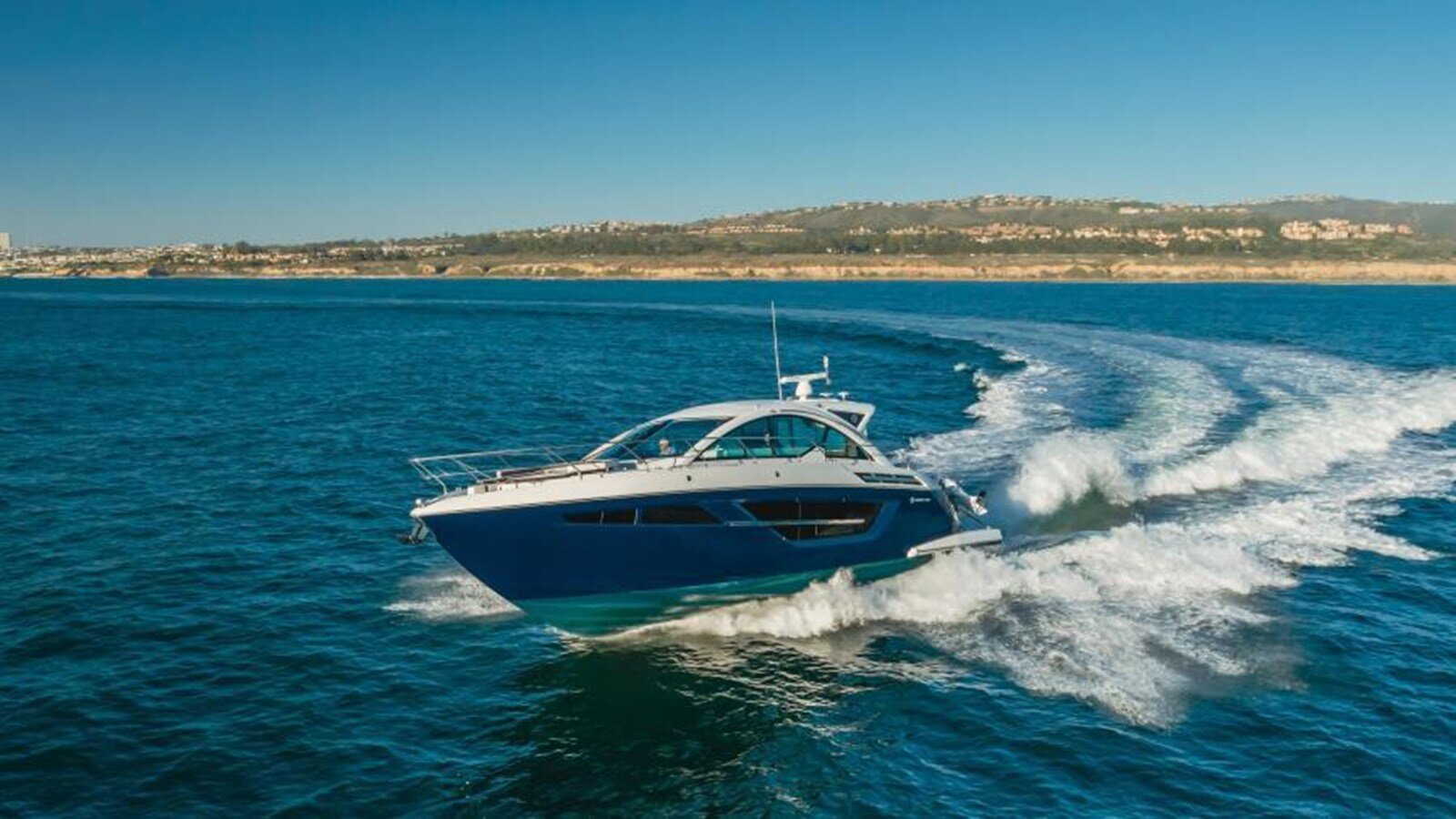 2019-cruisers-yachts-50-775da9