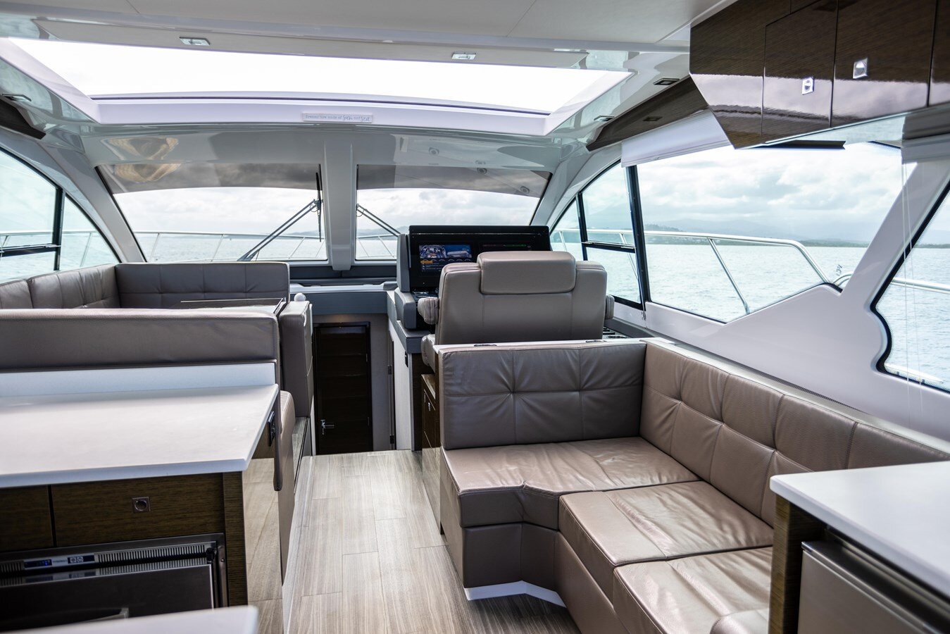 2019-cruisers-yachts-50-bba156