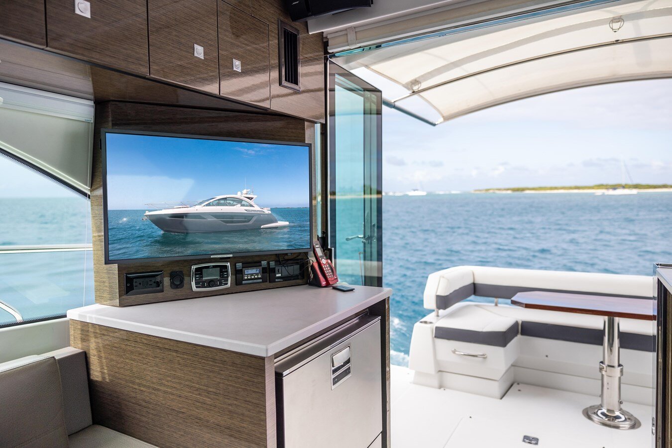 2019-cruisers-yachts-50-bba156