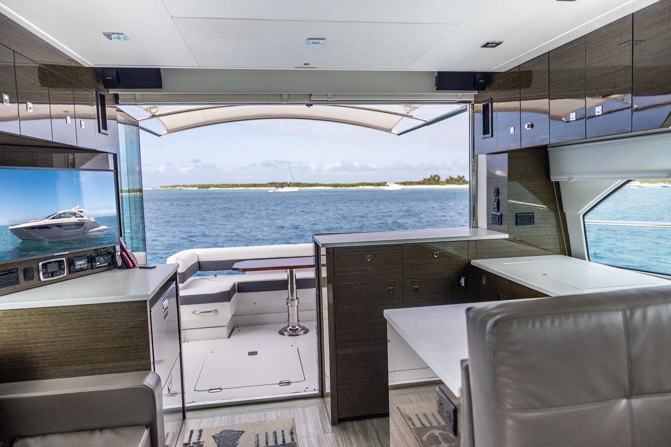 2019-cruisers-yachts-50-bba156