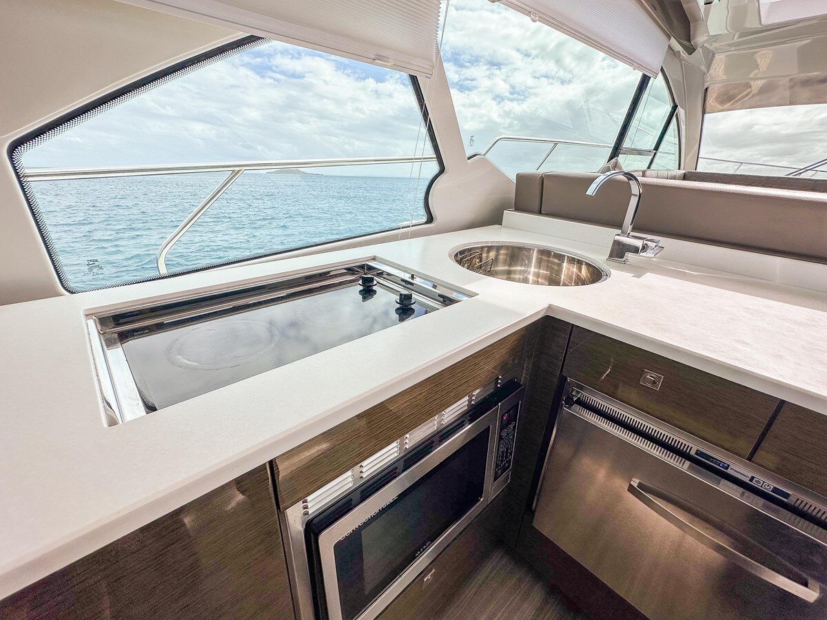 2019-cruisers-yachts-50-bba156