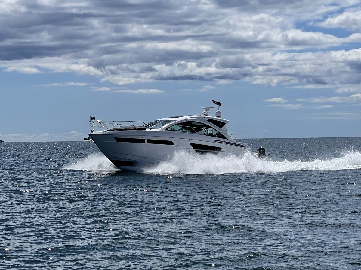 2019-cruisers-yachts-54-a03602