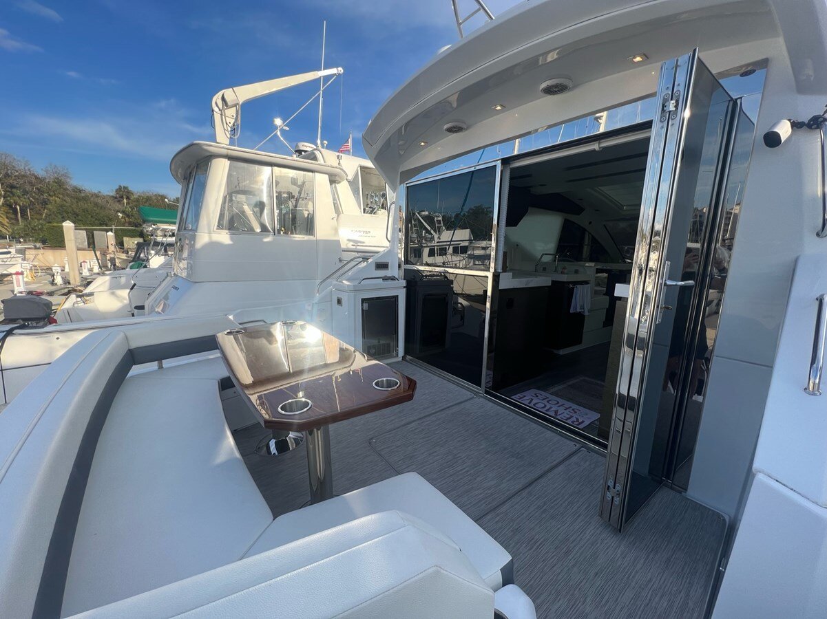 2019-cruisers-yachts-54-a03602