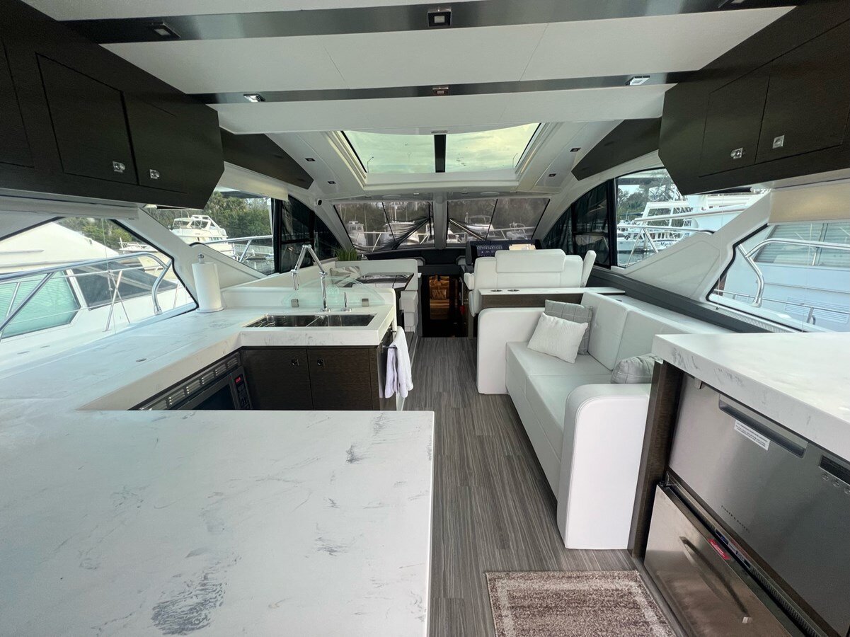 2019-cruisers-yachts-54-a03602