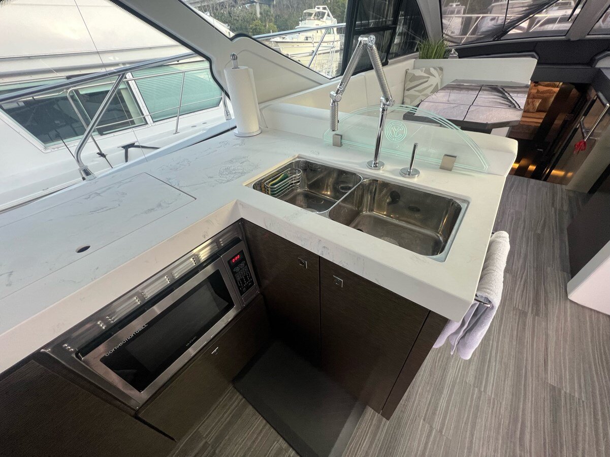 2019-cruisers-yachts-54-a03602