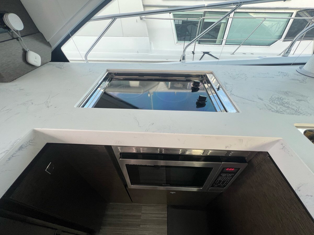 2019-cruisers-yachts-54-a03602