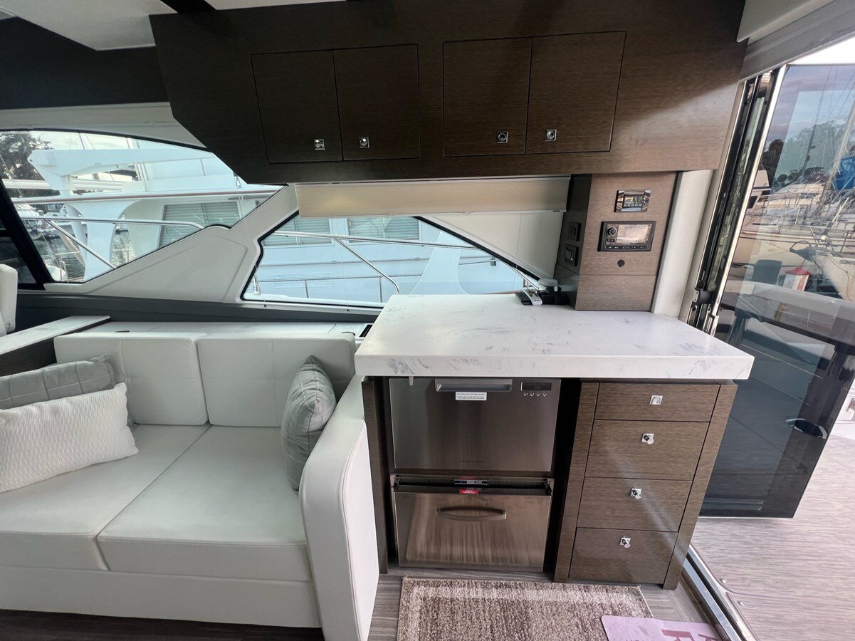 2019-cruisers-yachts-54-a03602