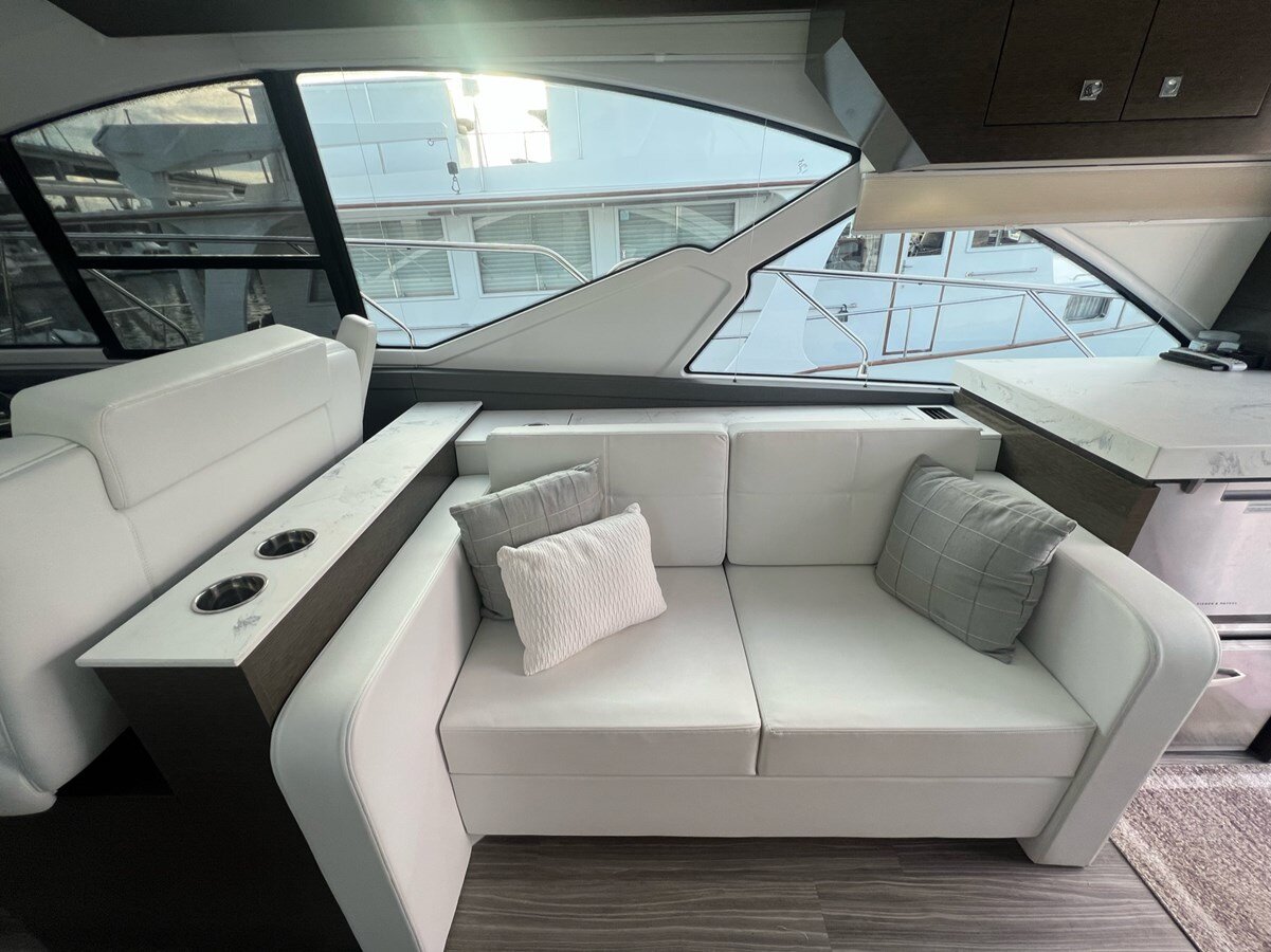 2019-cruisers-yachts-54-a03602