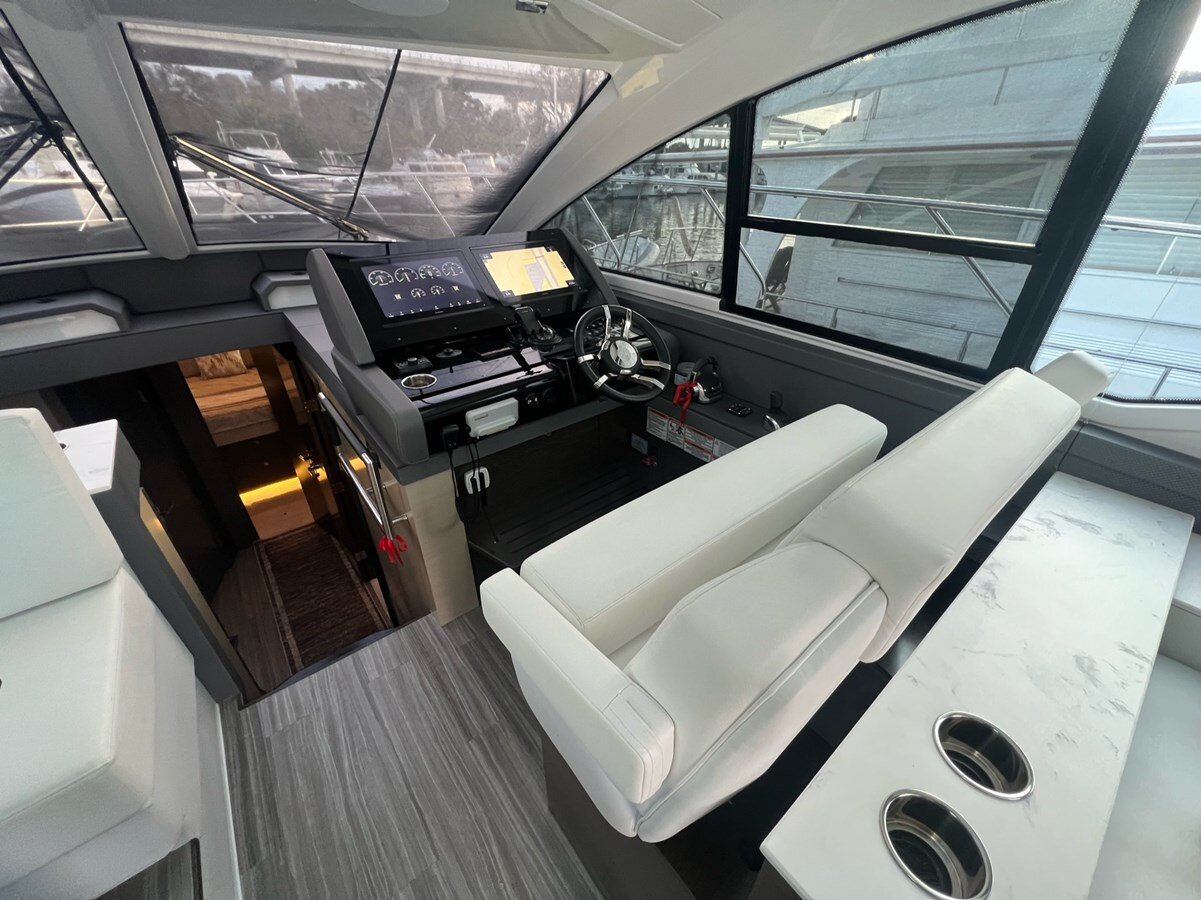 2019-cruisers-yachts-54-a03602