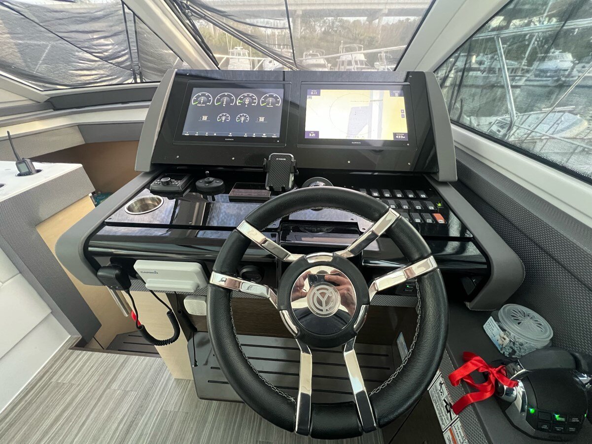 2019-cruisers-yachts-54-a03602