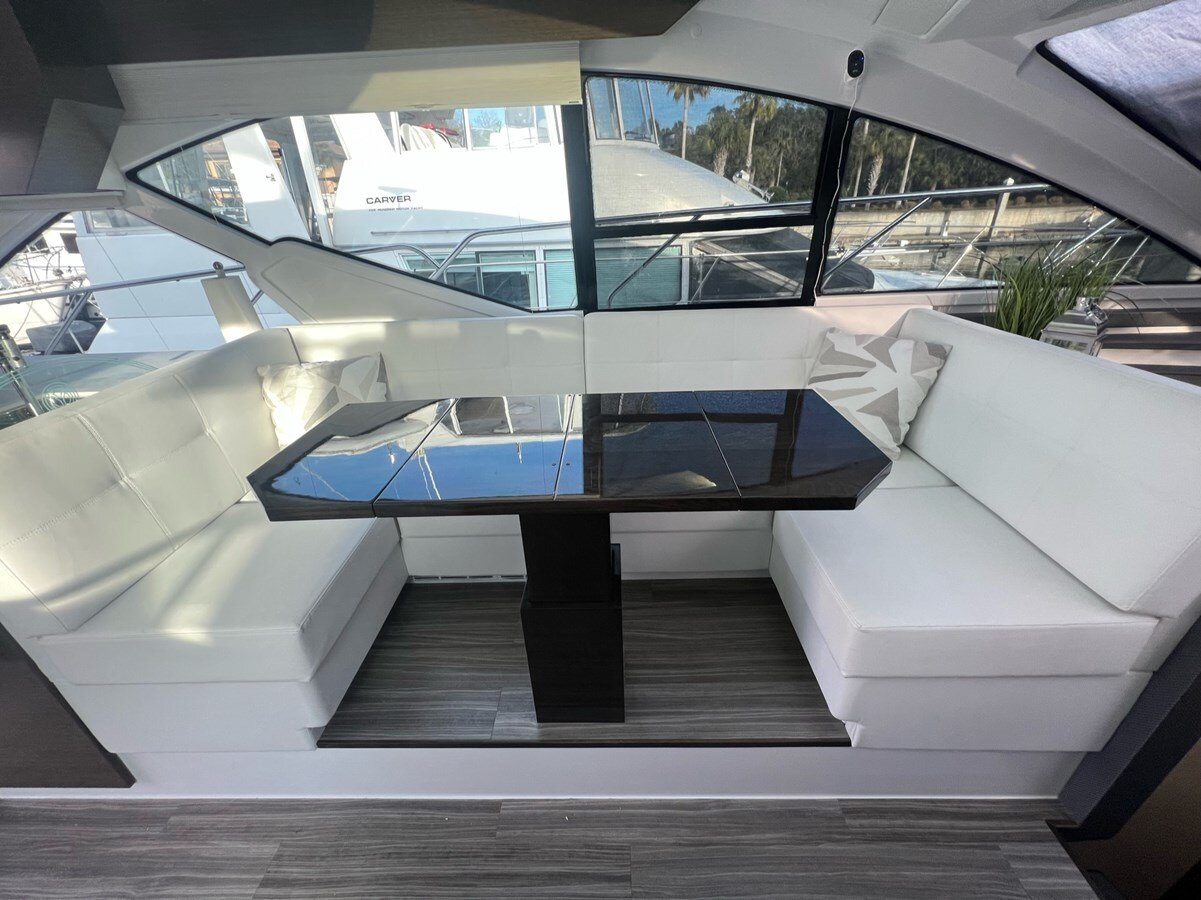 2019-cruisers-yachts-54-a03602