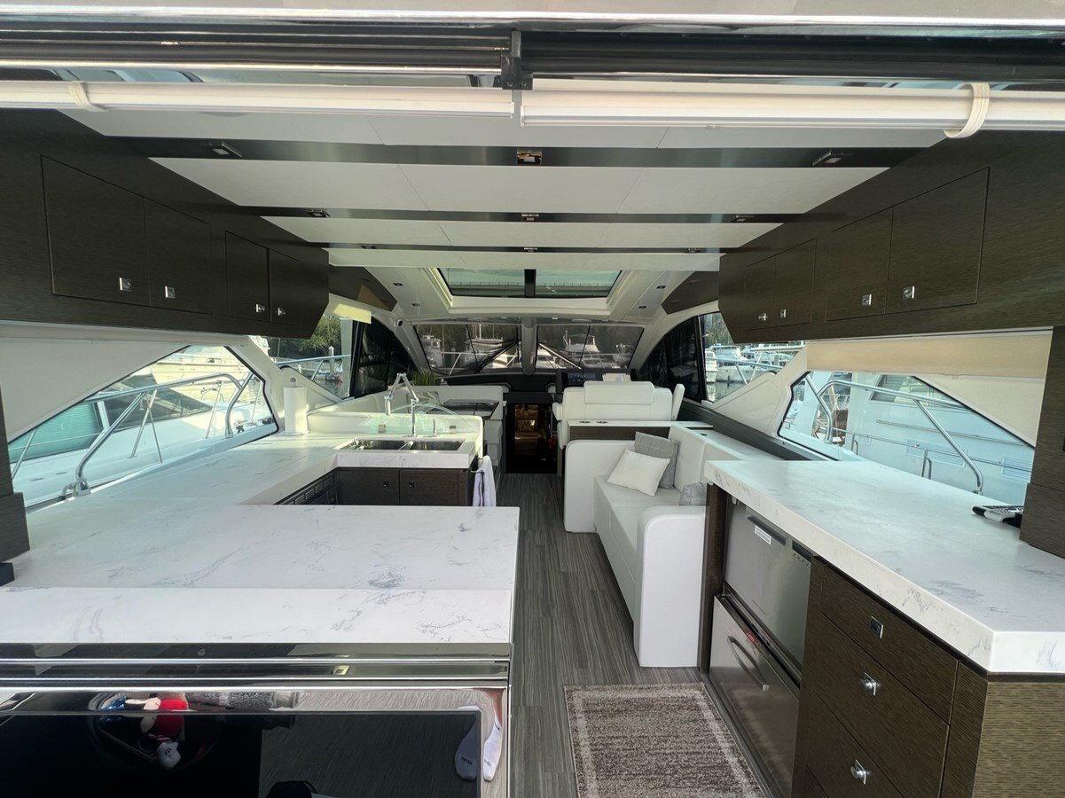 2019-cruisers-yachts-54-a03602