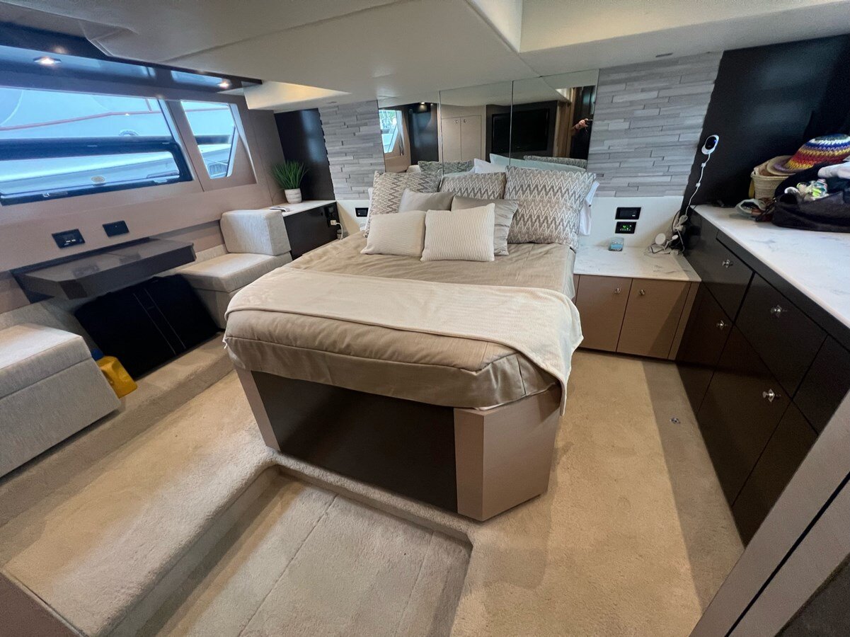 2019-cruisers-yachts-54-a03602