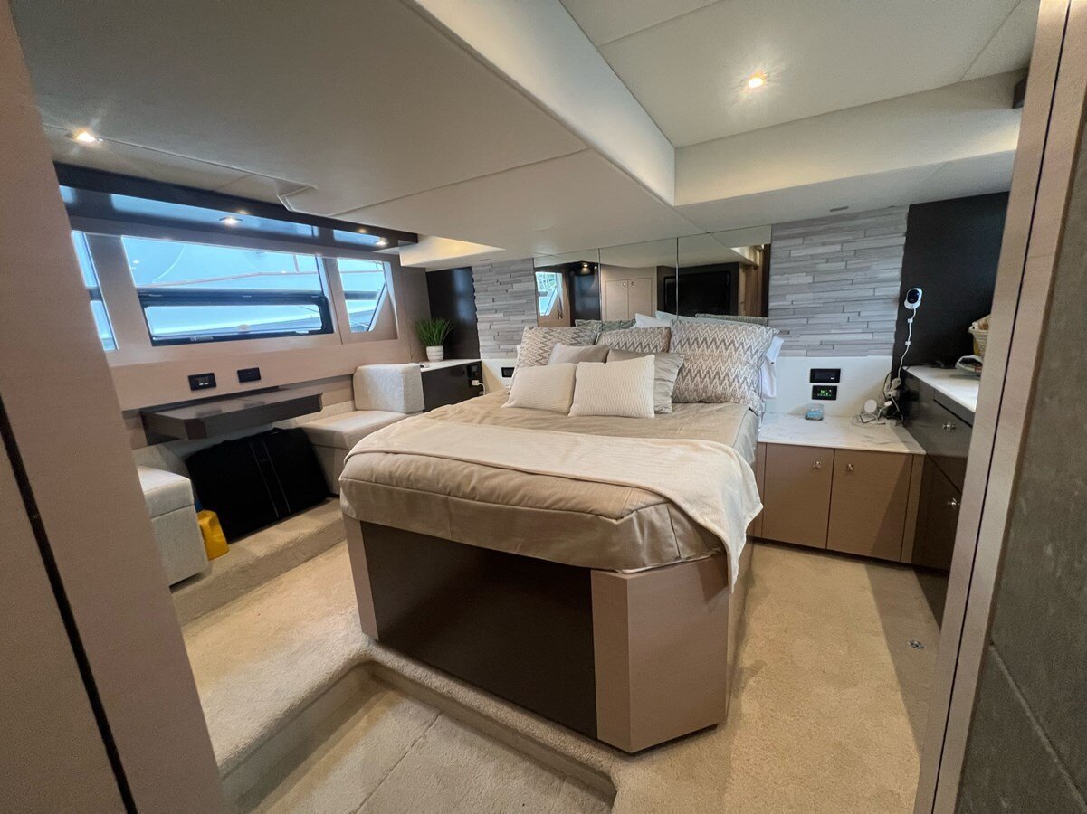 2019-cruisers-yachts-54-a03602