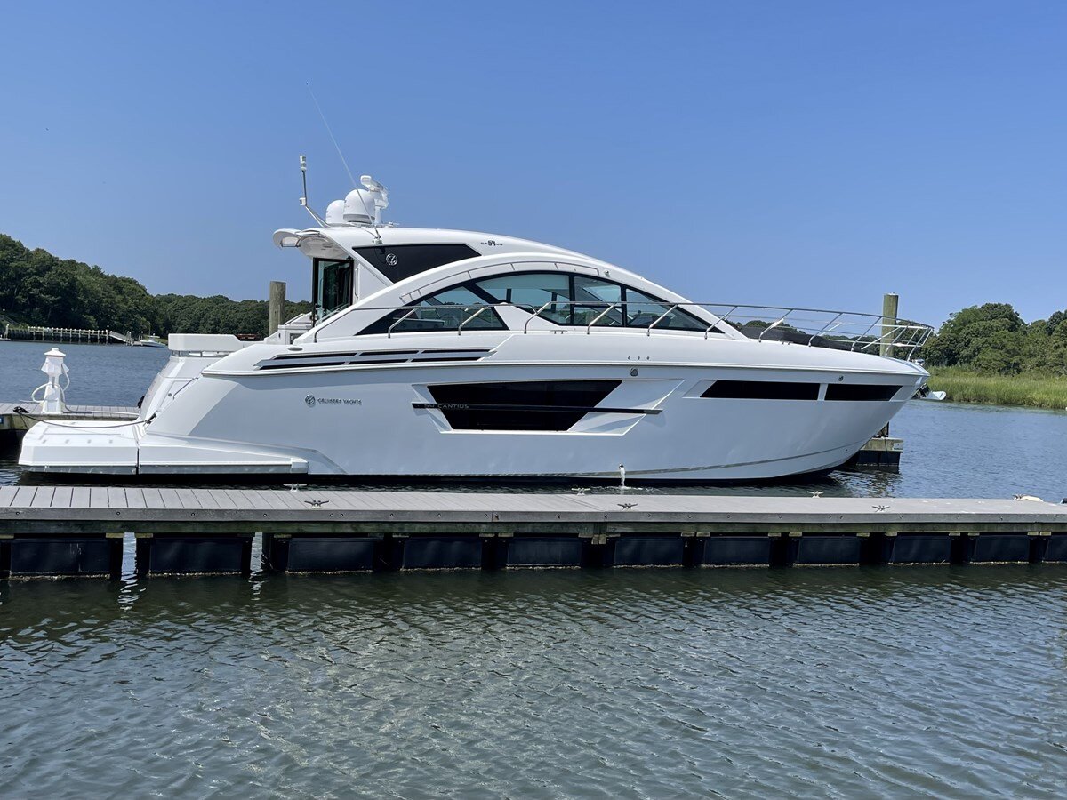 2019-cruisers-yachts-54-a03602