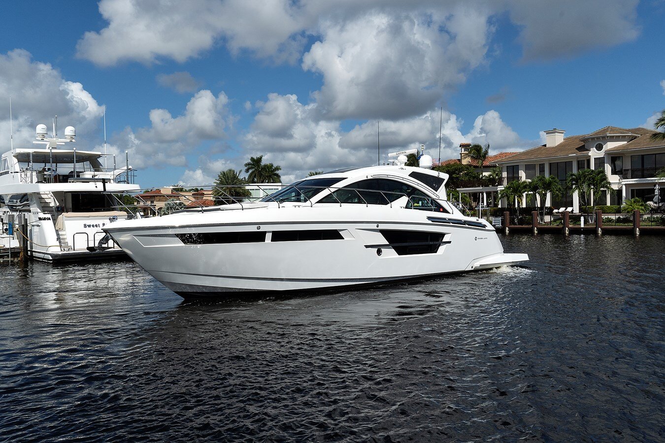 2019-cruisers-yachts-54-5008b0