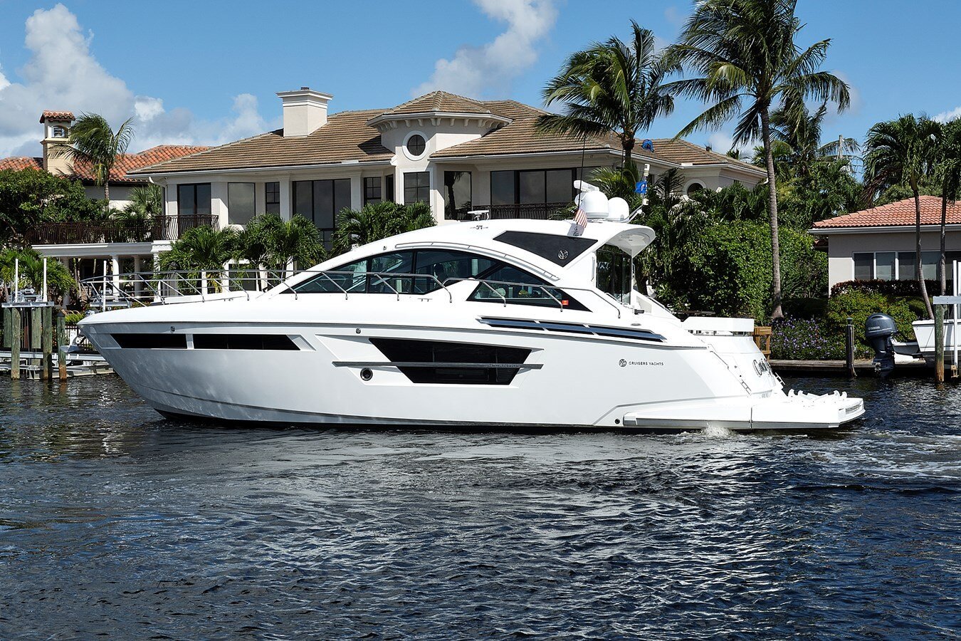 2019-cruisers-yachts-54-5008b0