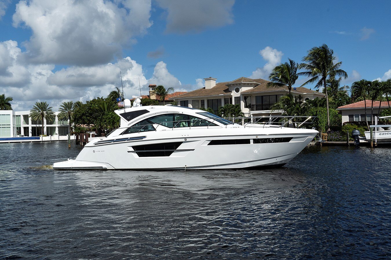 2019-cruisers-yachts-54-5008b0