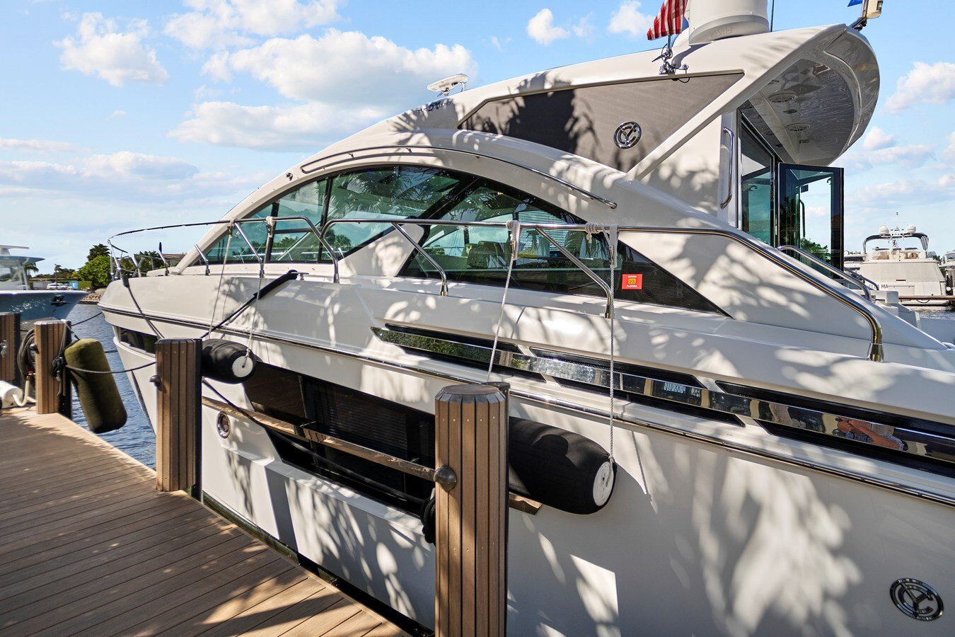 2019-cruisers-yachts-54-5008b0