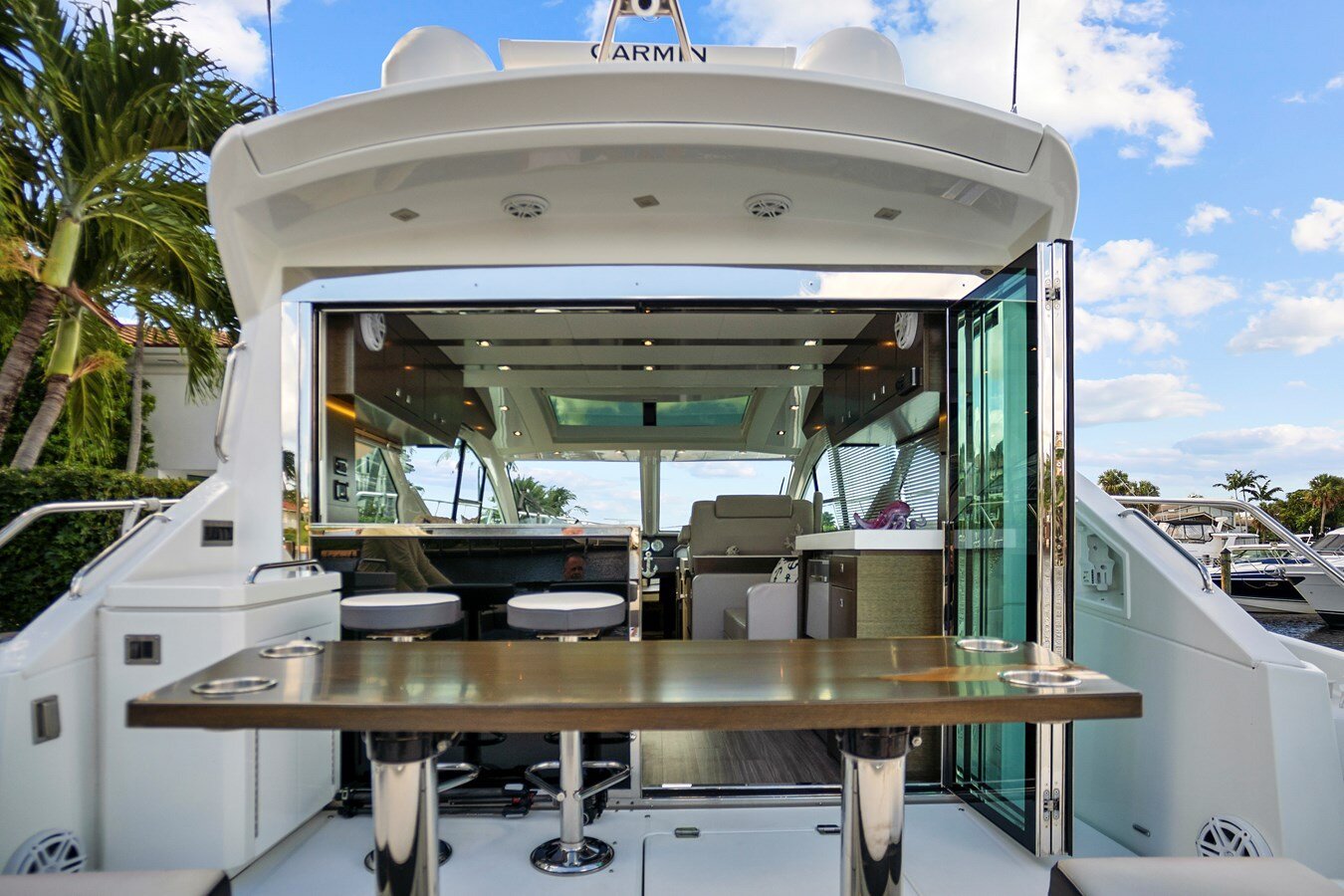 2019-cruisers-yachts-54-5008b0