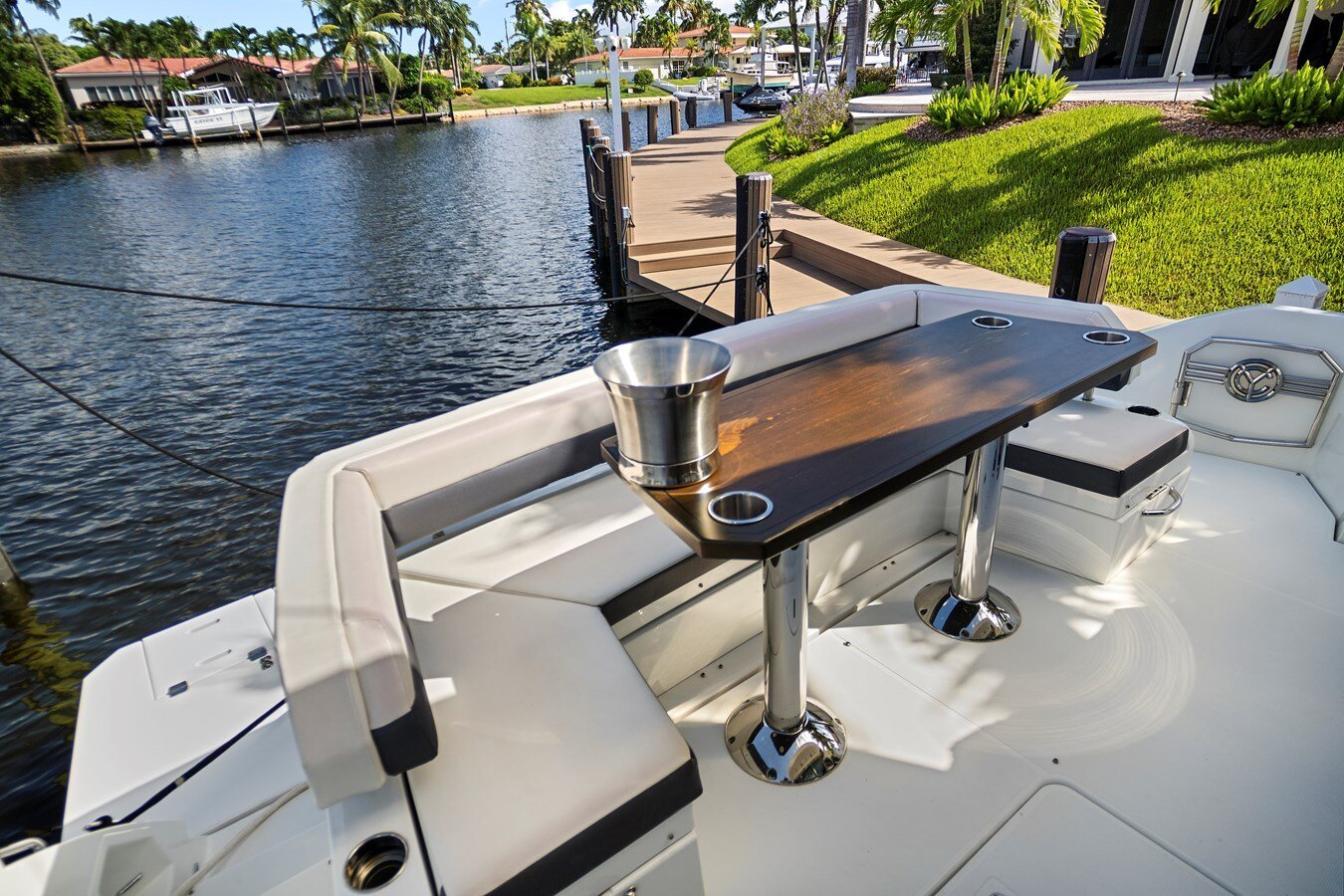 2019-cruisers-yachts-54-5008b0