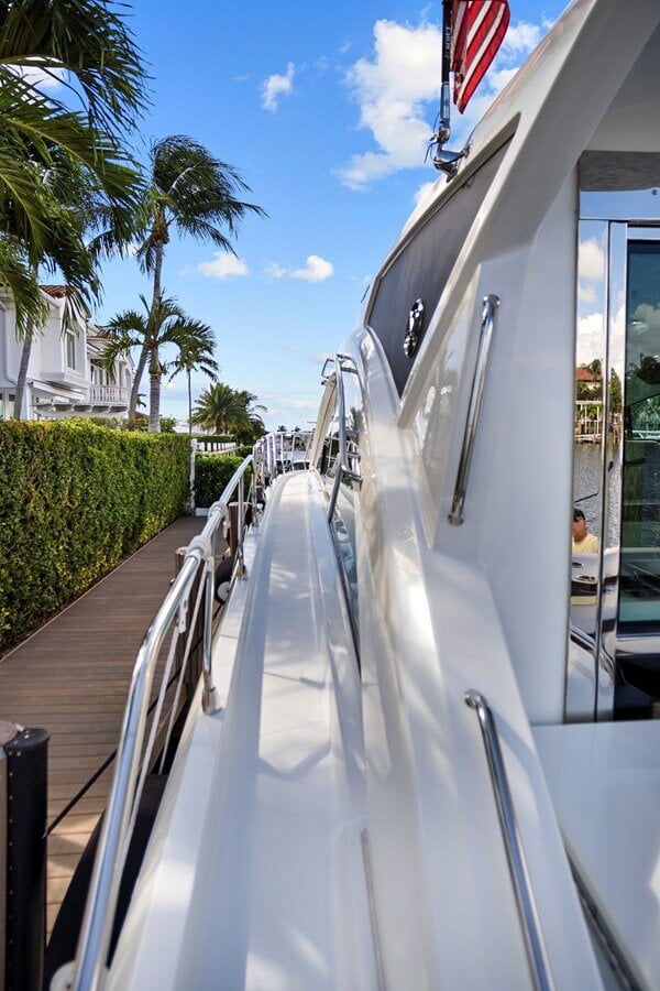 2019-cruisers-yachts-54-5008b0