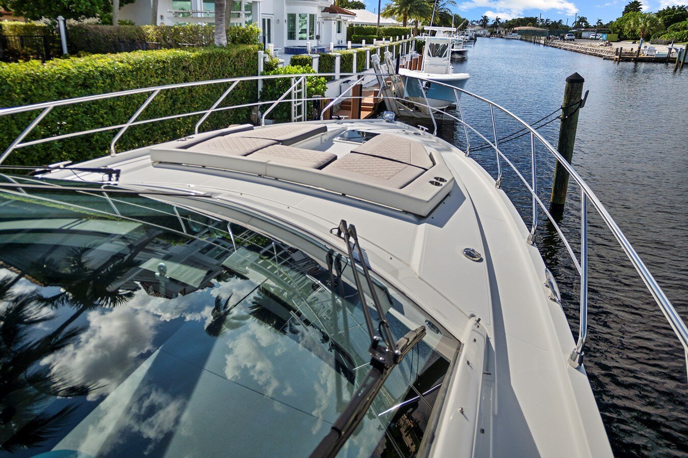 2019-cruisers-yachts-54-5008b0