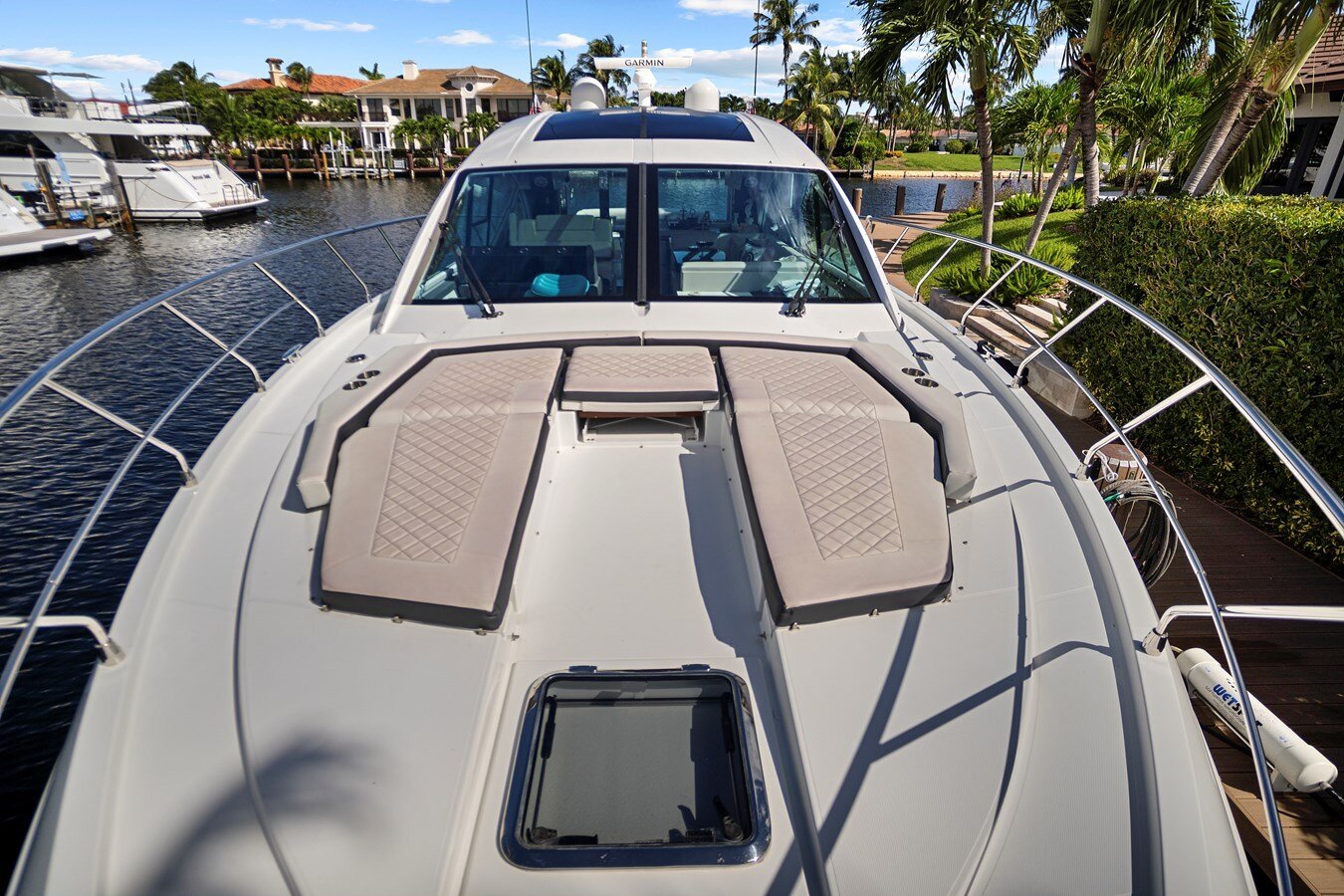 2019-cruisers-yachts-54-5008b0