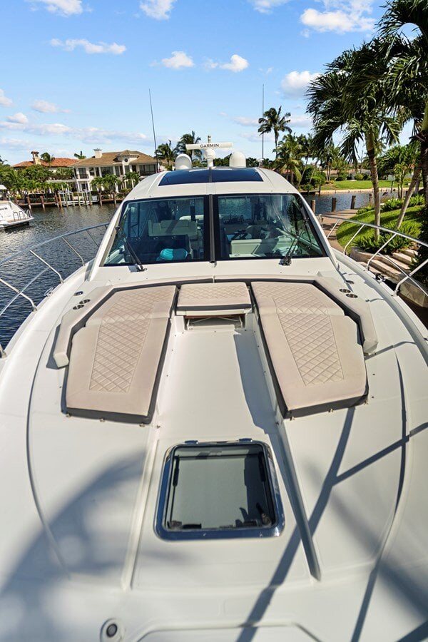 2019-cruisers-yachts-54-5008b0