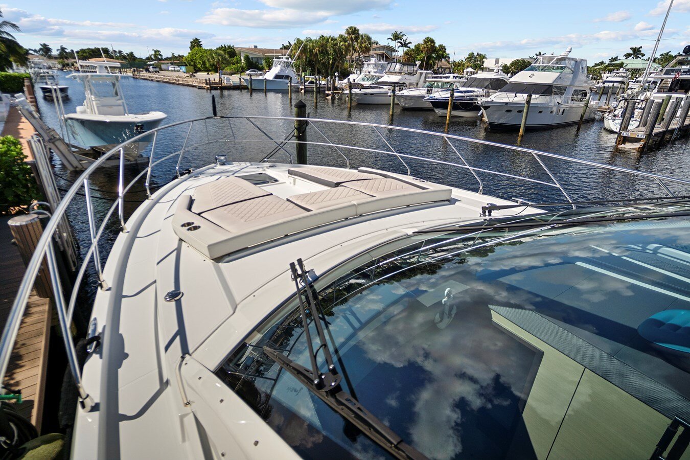 2019-cruisers-yachts-54-5008b0