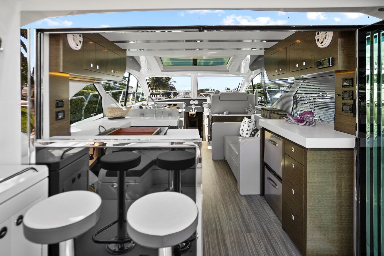 2019-cruisers-yachts-54-5008b0