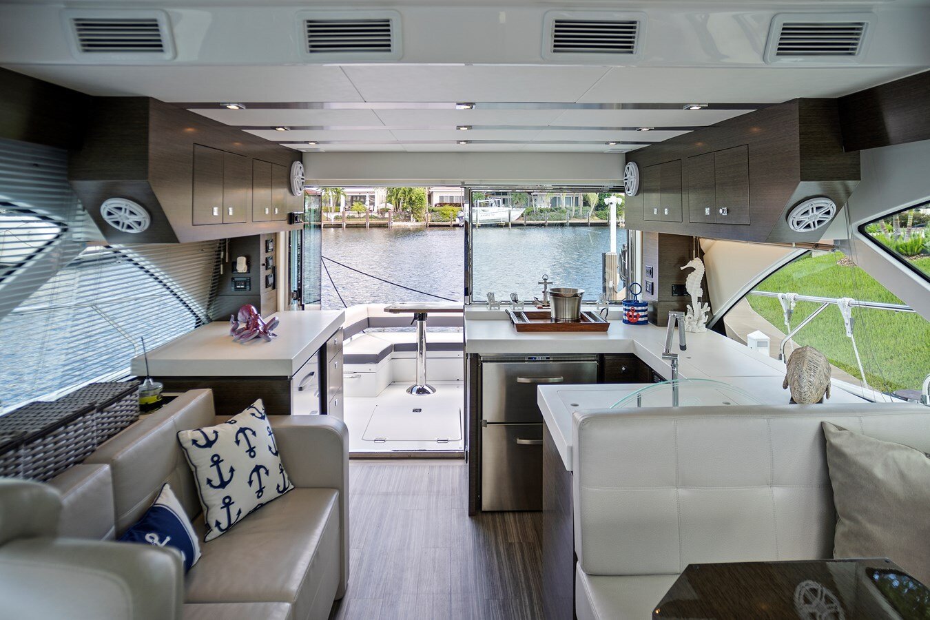 2019-cruisers-yachts-54-5008b0