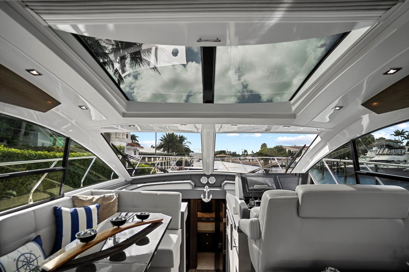 2019-cruisers-yachts-54-5008b0