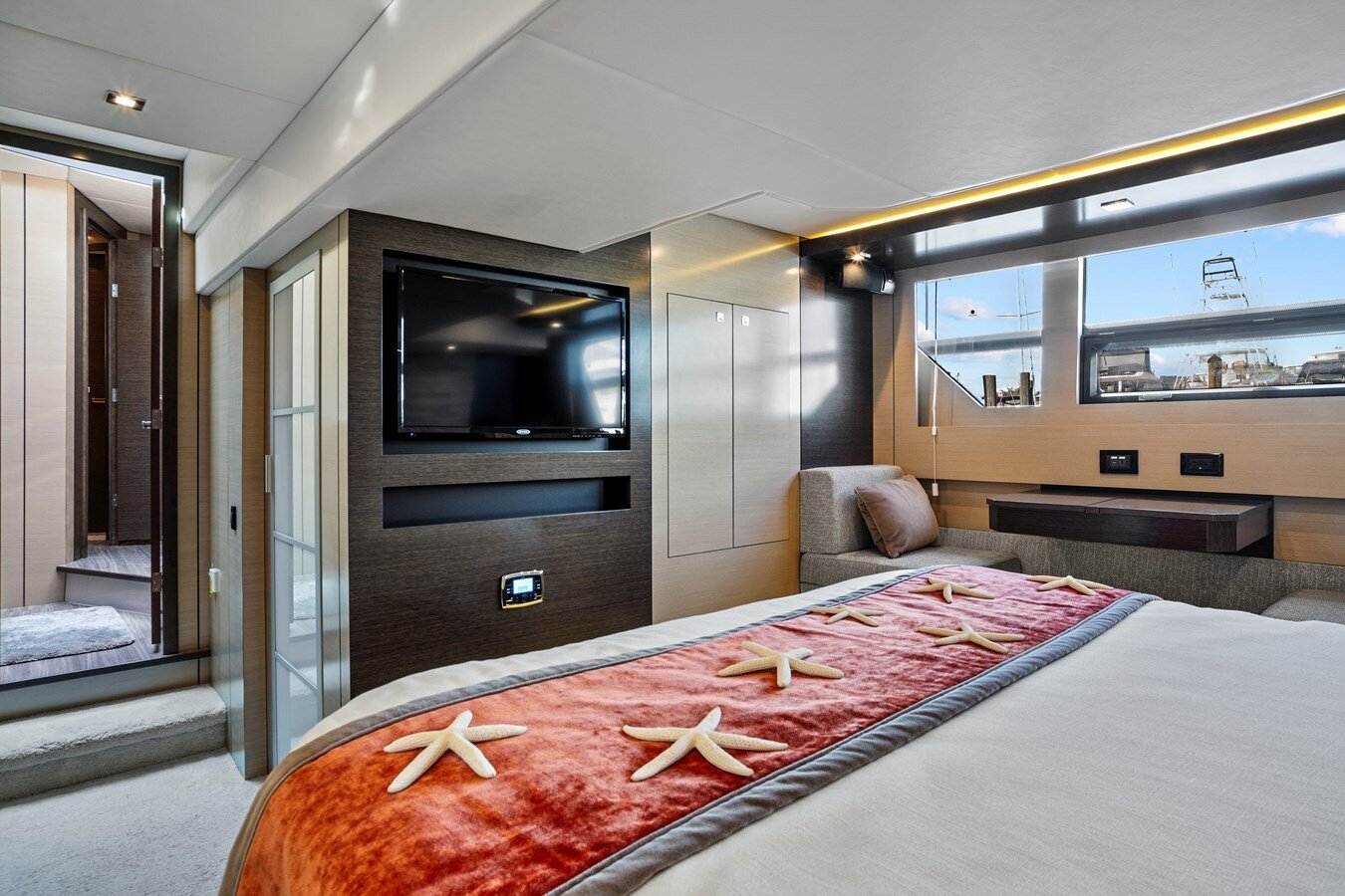 2019-cruisers-yachts-54-5008b0