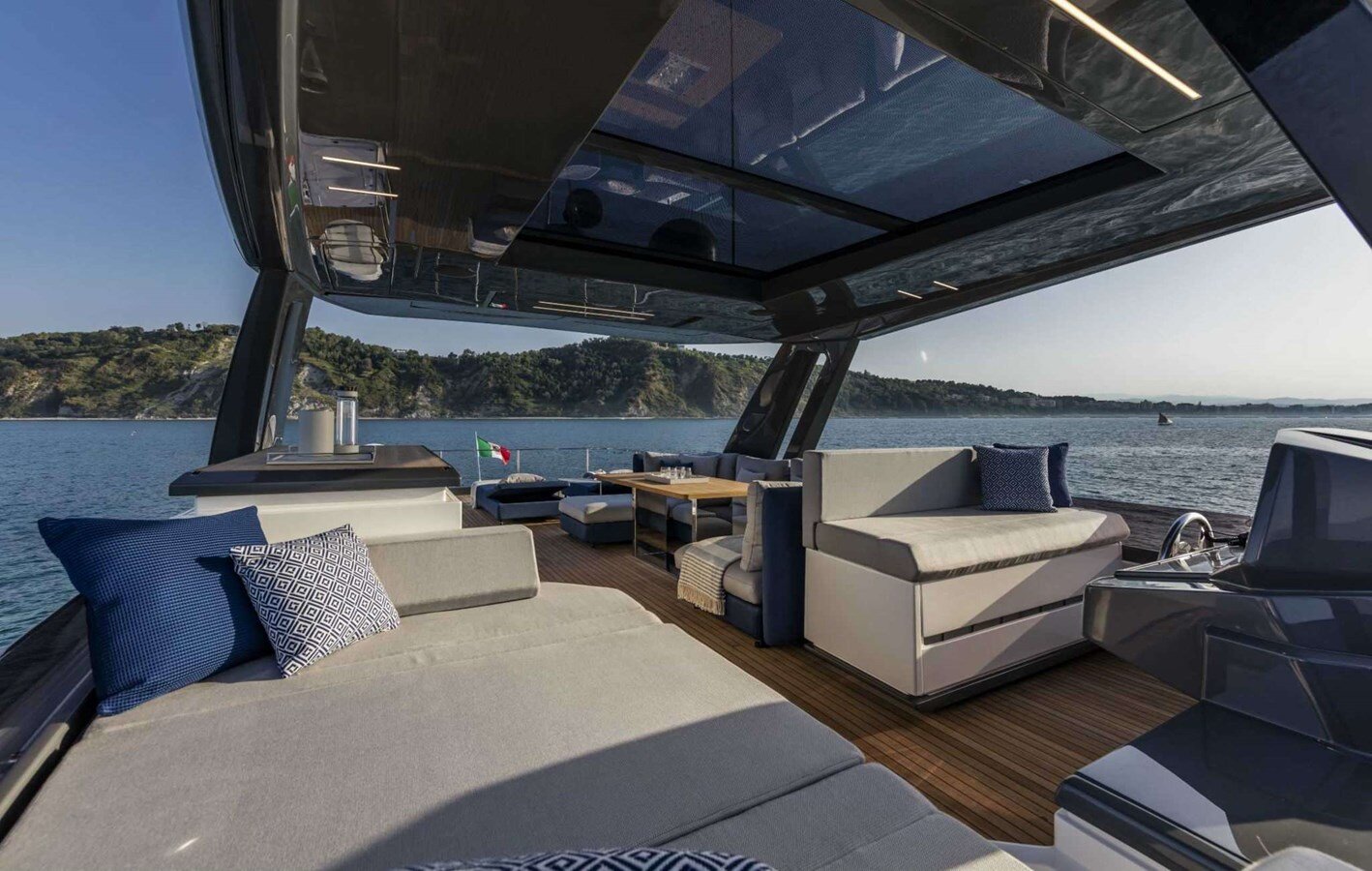 2019-ferretti-yachts-78-9-ffe3e5