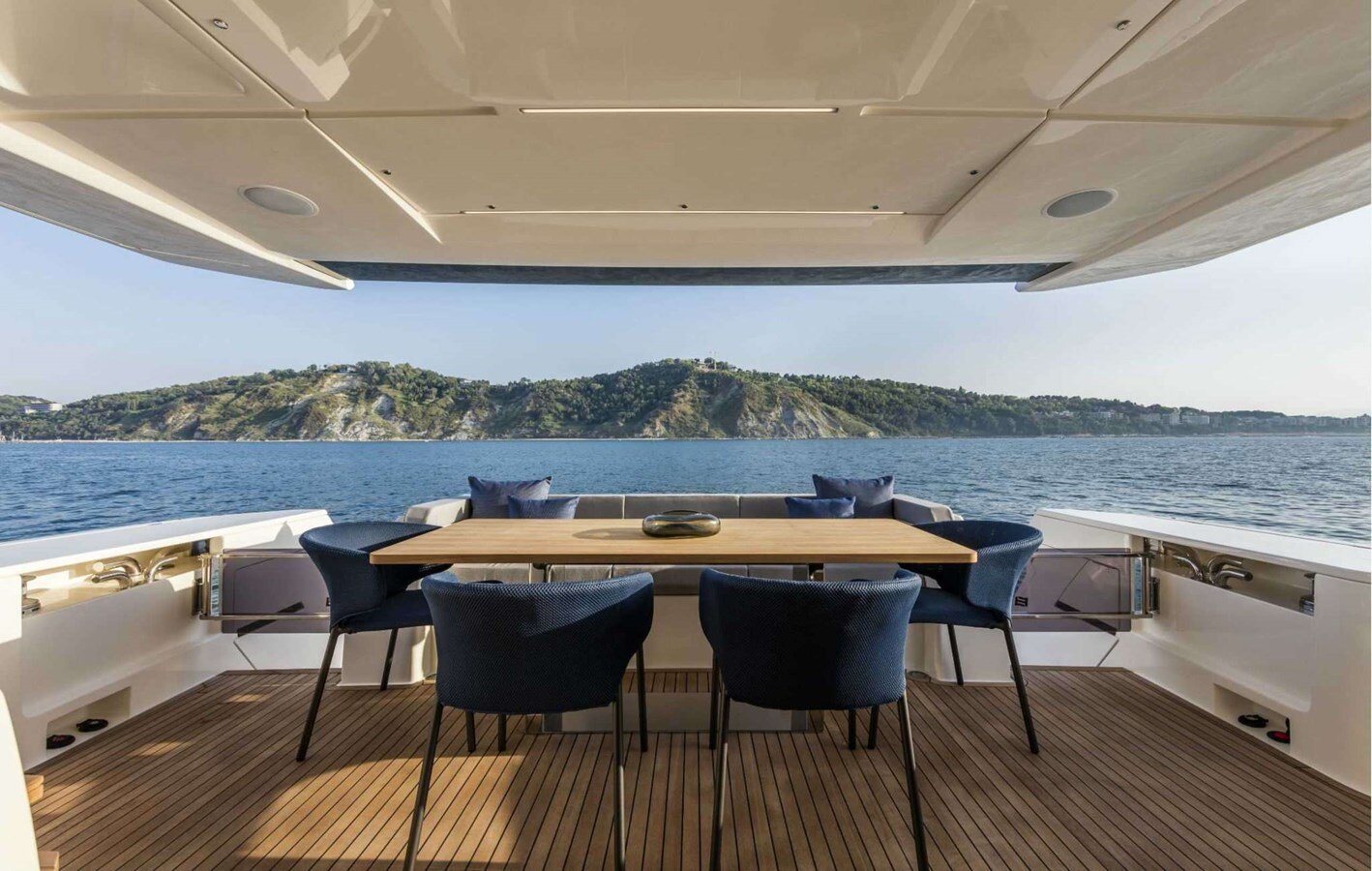2019-ferretti-yachts-78-9-ffe3e5