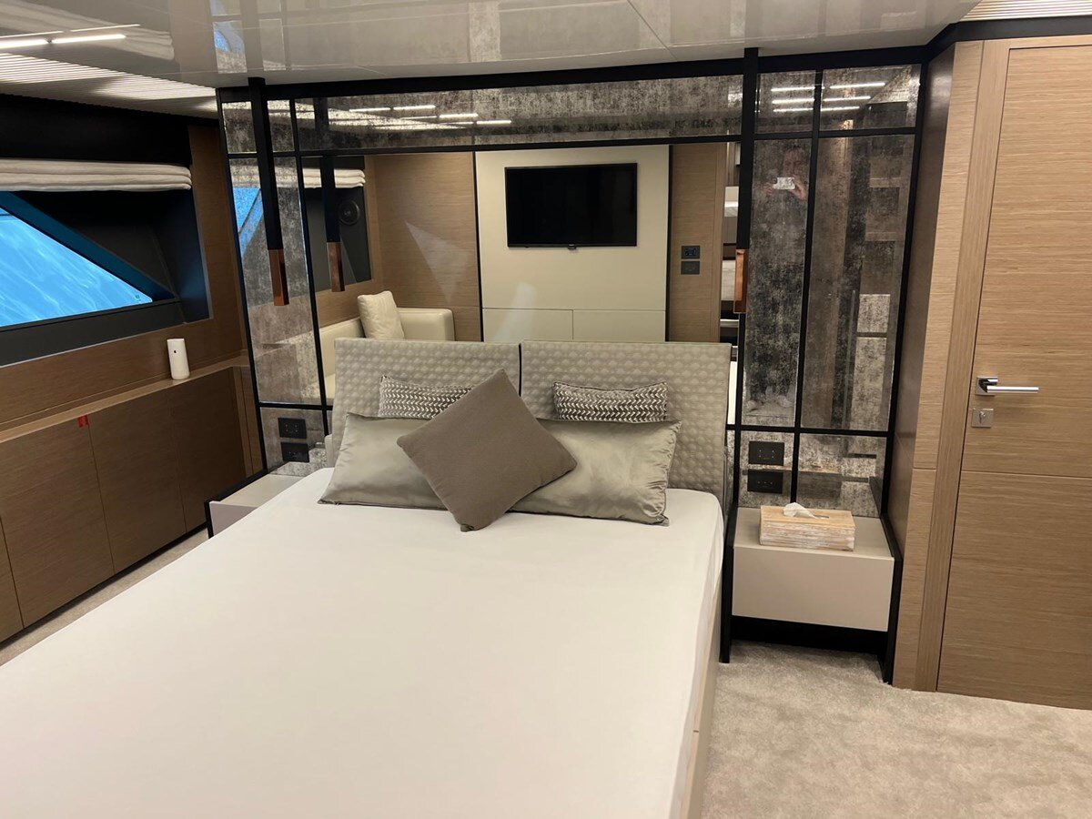 2019-ferretti-yachts-78-9-ffe3e5