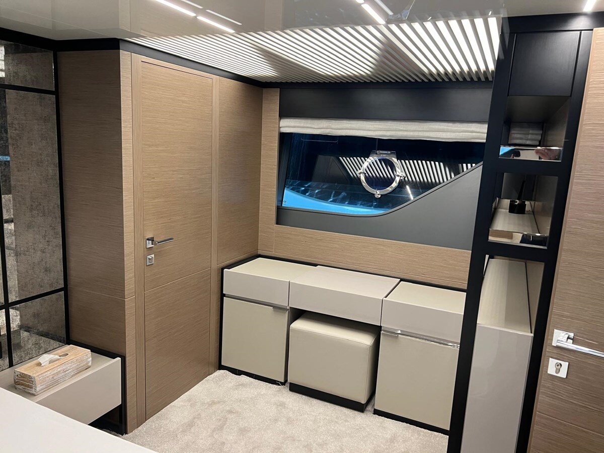 2019-ferretti-yachts-78-9-ffe3e5