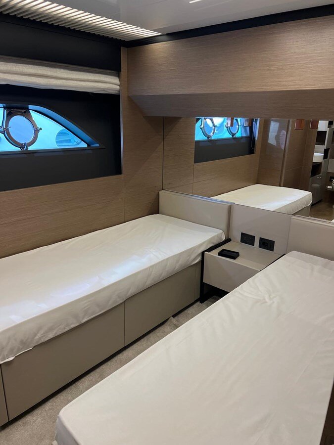 2019-ferretti-yachts-78-9-ffe3e5
