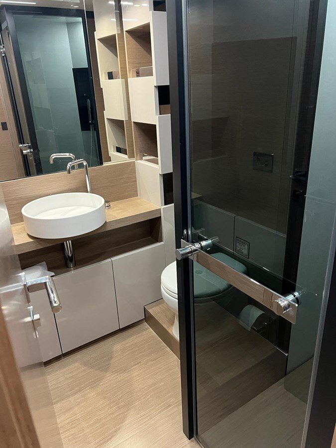 2019-ferretti-yachts-78-9-ffe3e5